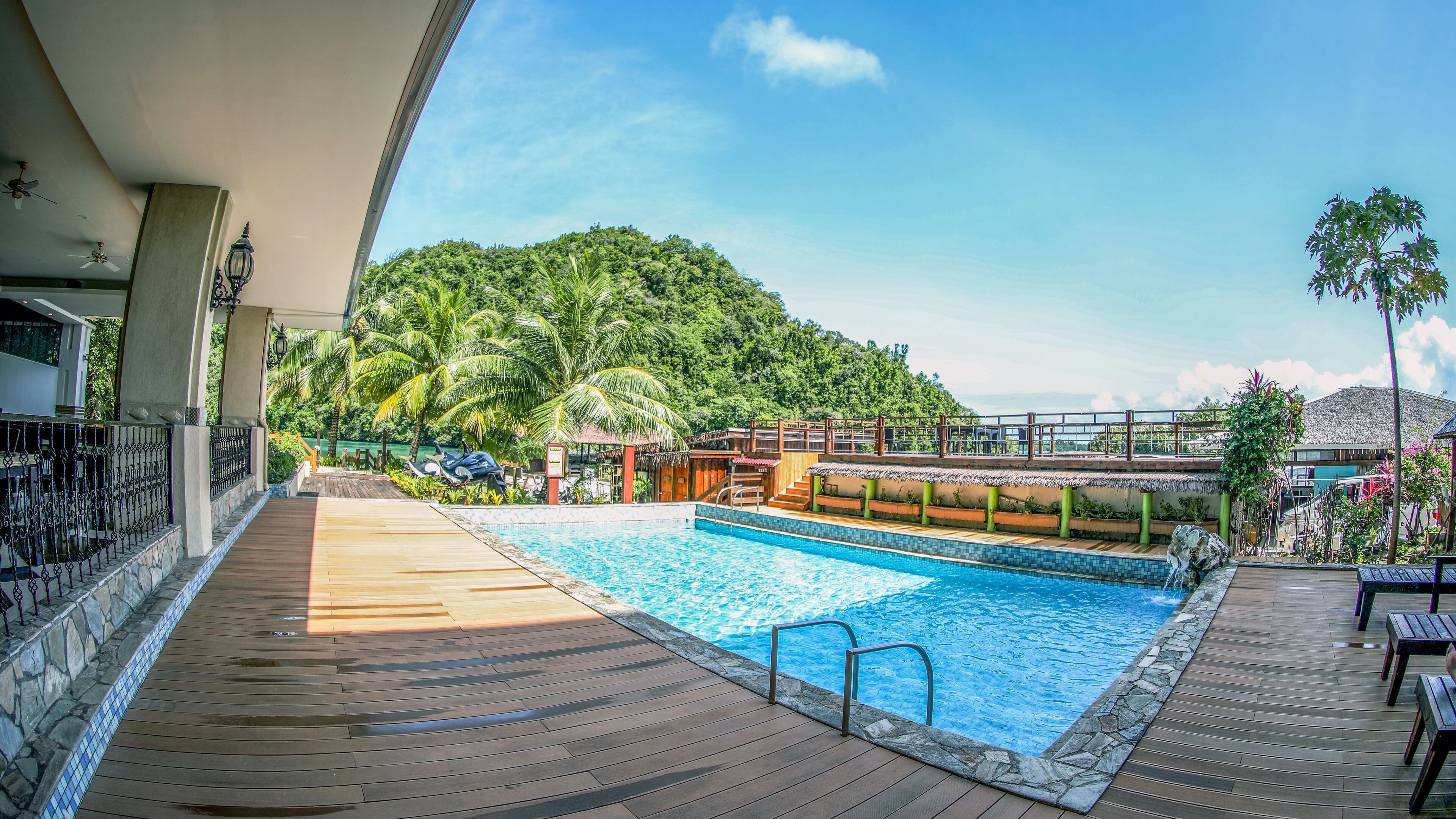 Kolam renang outdoor, dengan kursi berjemur