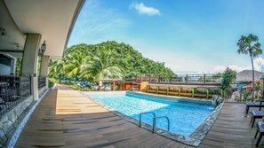 Outdoor pool, pool loungers - Sea Passion Hotel (Malakal Island)
