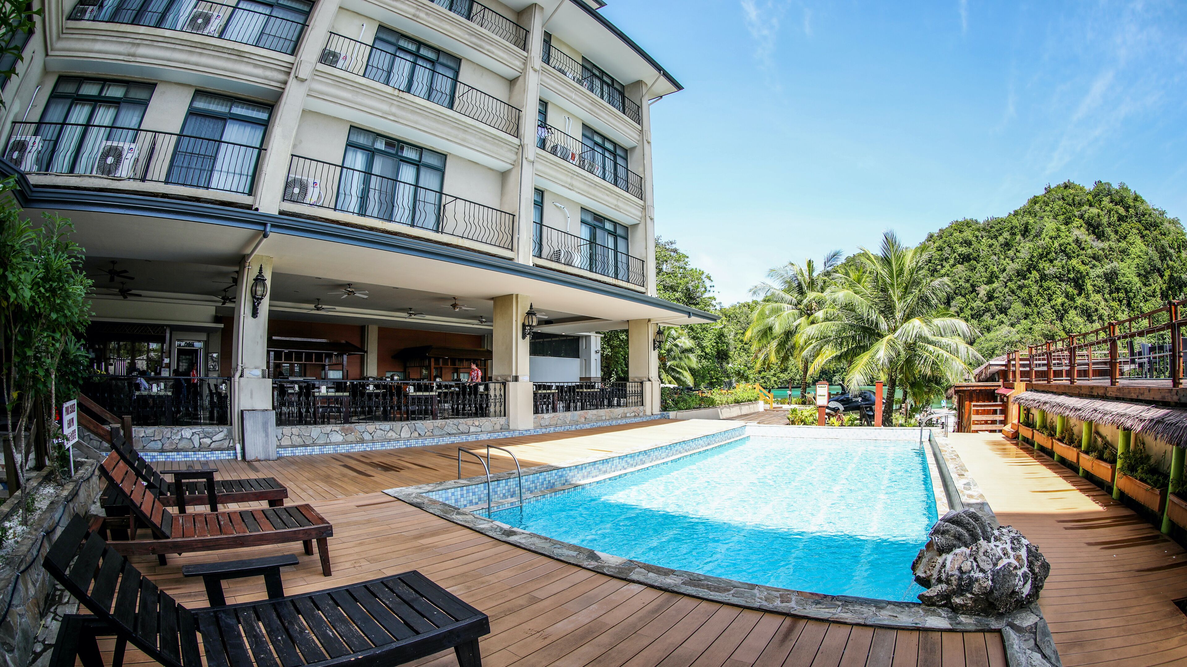 室外泳池；躺椅