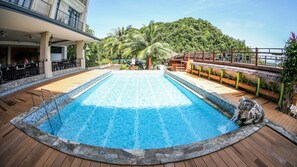 Outdoor pool, sun loungers - Sea Passion Hotel (Malakal Island)