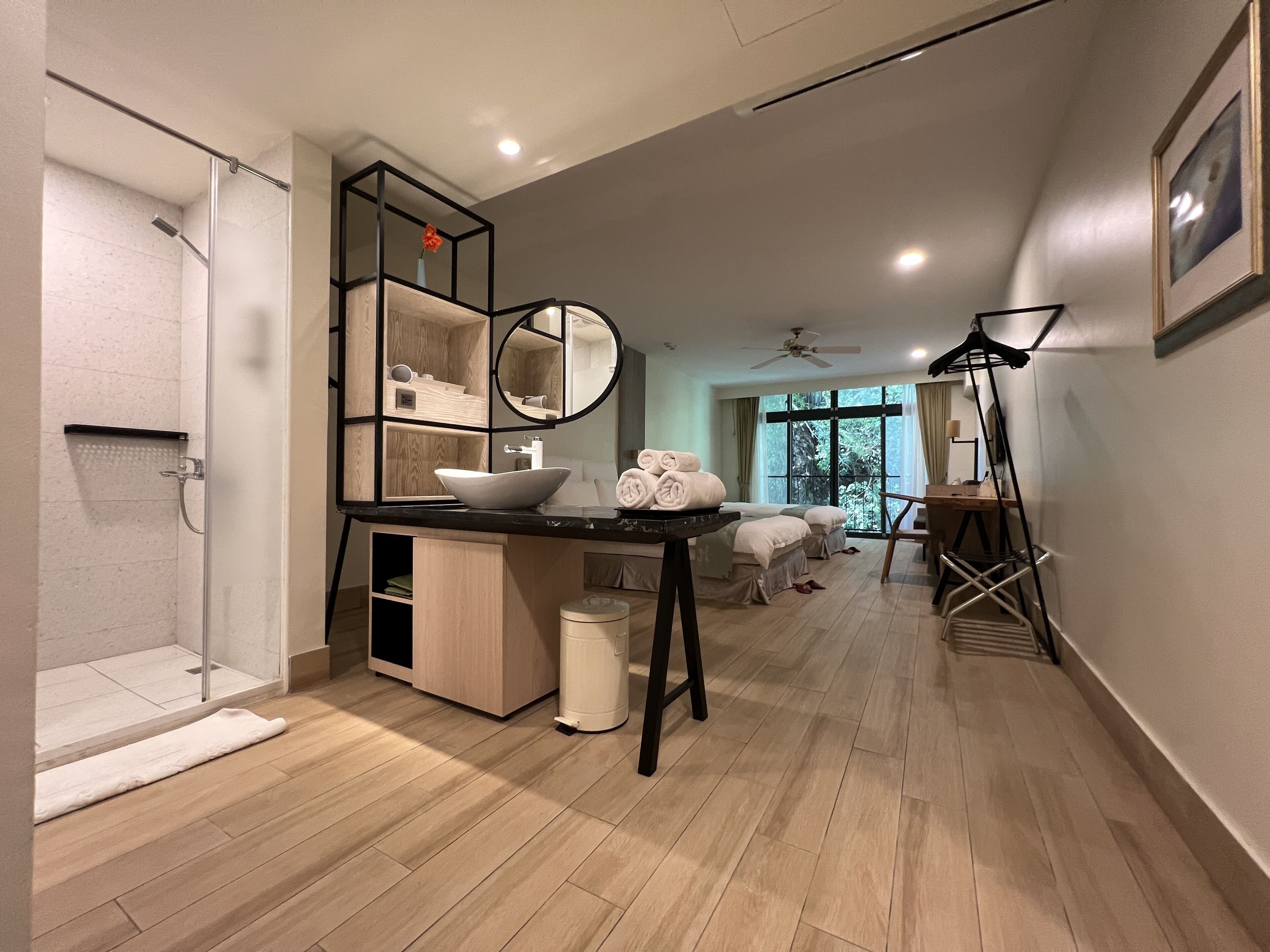 Chambre Standard avec lits jumeaux, vue montagne | Salle de bain | Douche, sèche-cheveux, chaussons, serviettes fournies