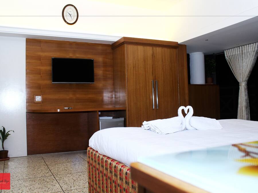 Ropa de cama de alta calidad y caja de seguridad en la habitación