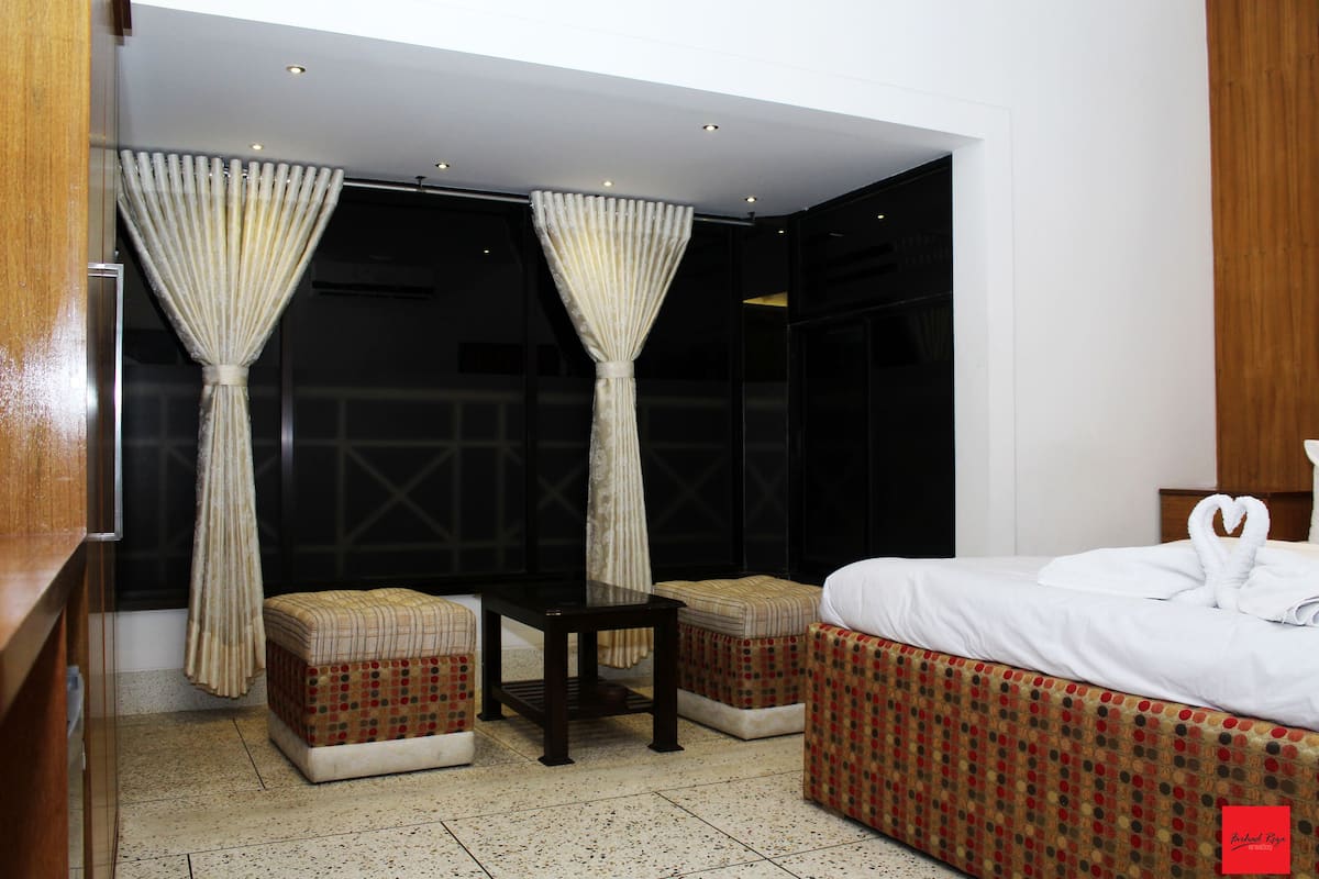 executive suite | 1 bedroom, premium bedding, in-room safe, desk