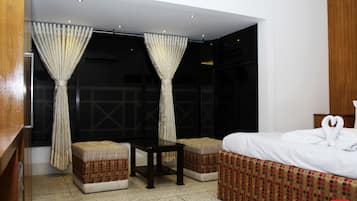 Suíte executiva | Roupas de cama premium, cofres nos quartos, escrivaninha