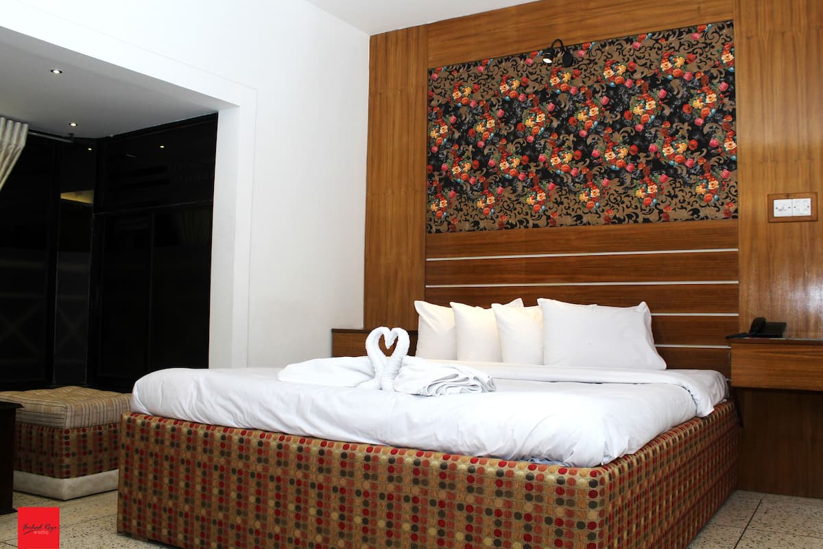 executive double room | 1 bedroom, premium bedding, in-room safe, desk