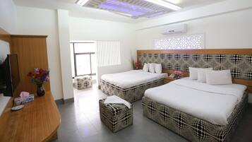 Quarto casal executivo | Roupas de cama premium, cofres nos quartos, escrivaninha