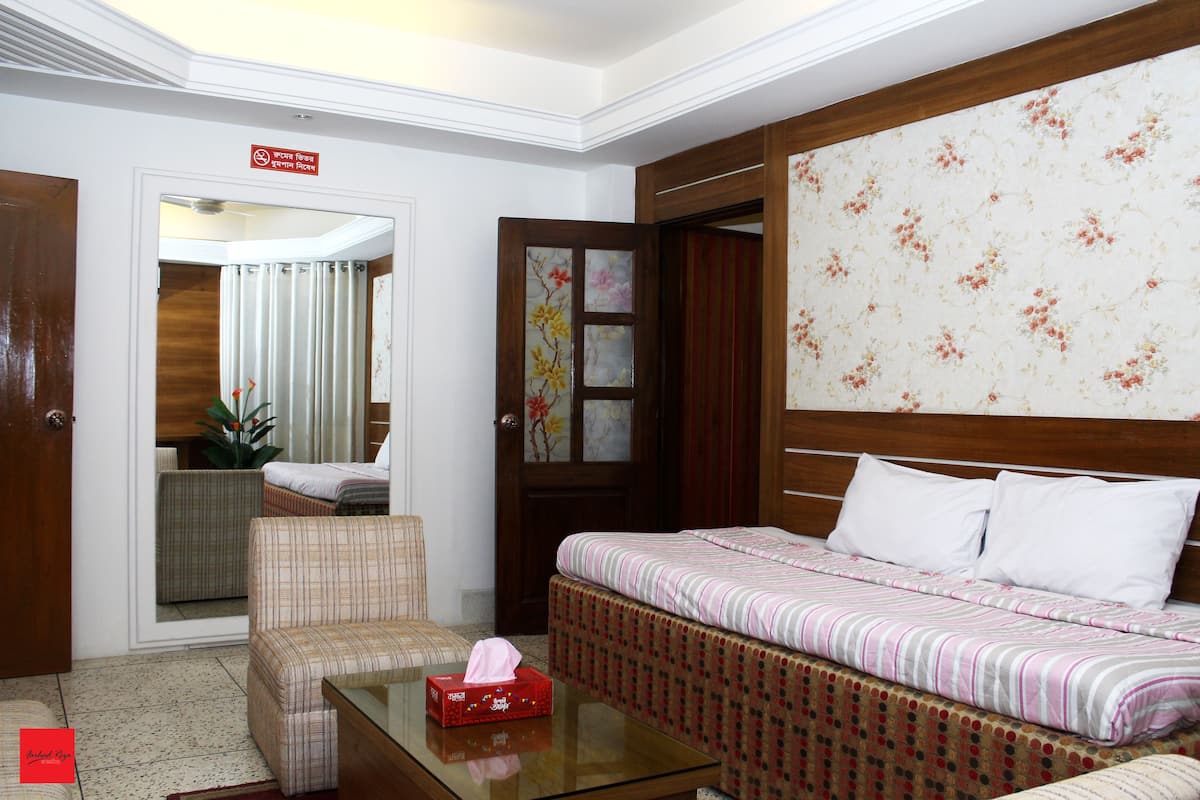 Executive Suite | Premium bedding, in-room safe, desk, blackout drapes