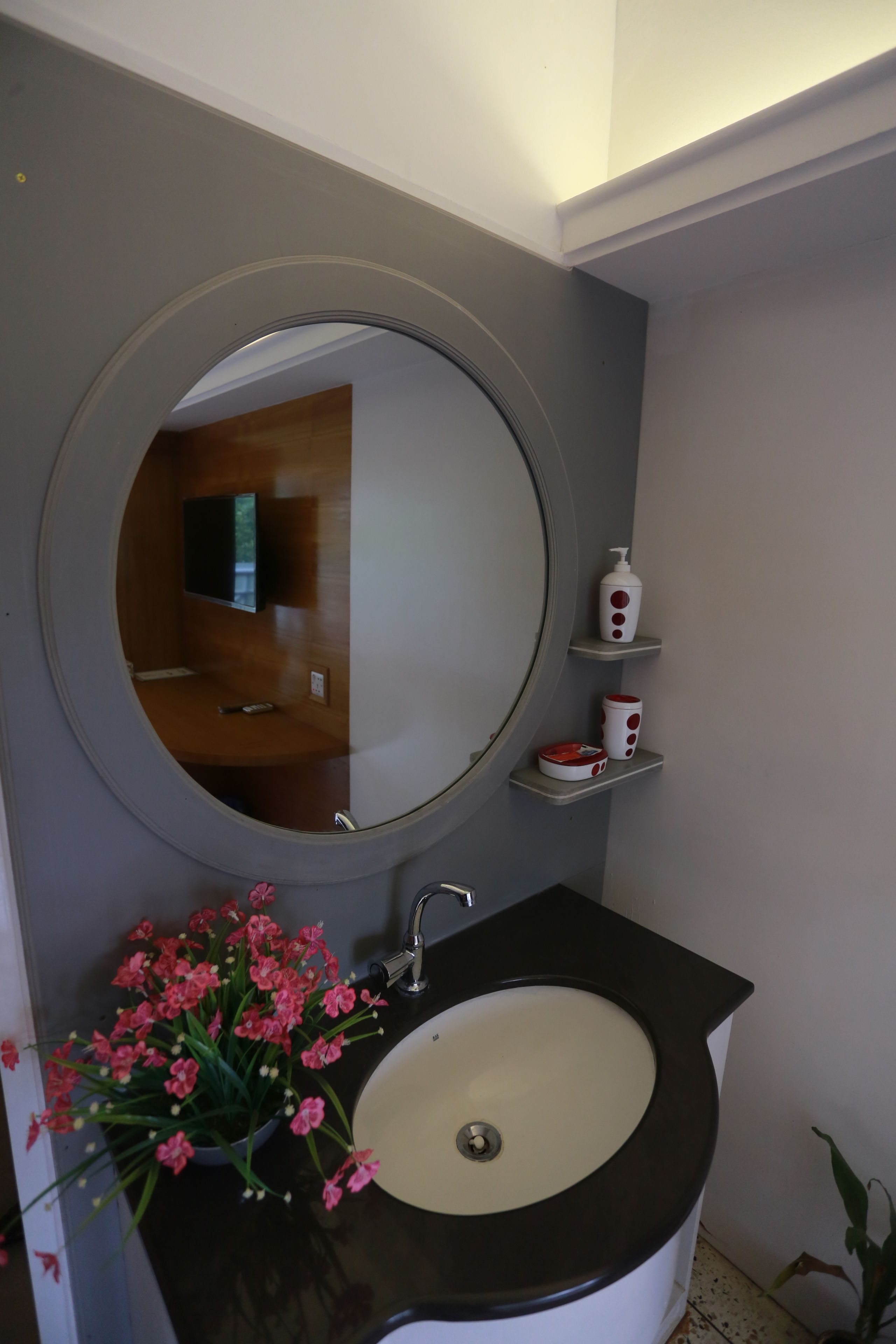 executive double room | bathroom | separate bathtub and shower, free toiletries, hair dryer, slippers