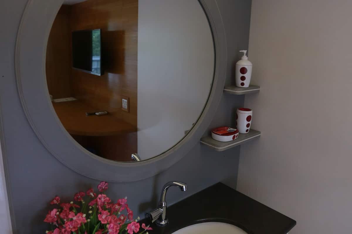 executive double room | bathroom | separate bathtub and shower, free toiletries, hair dryer, slippers