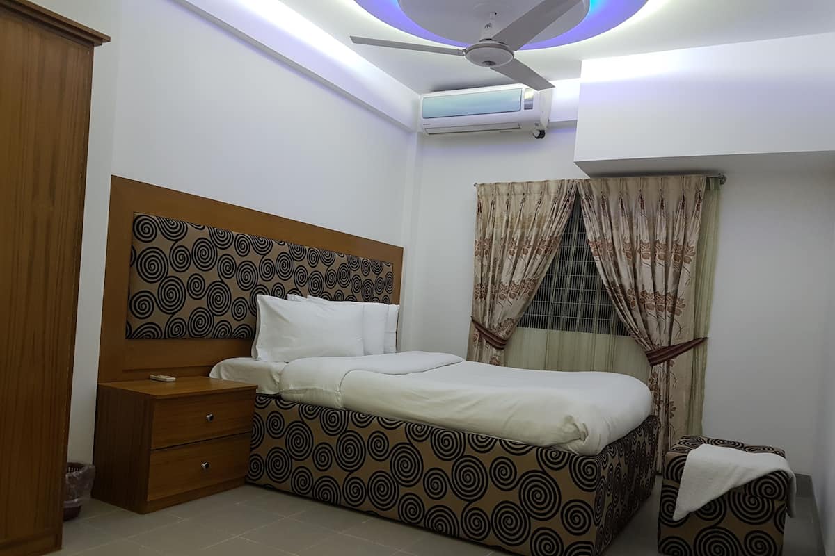 Premium bedding, in-room safe, desk, blackout drapes