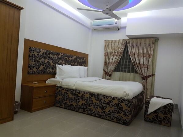 Premium bedding, in-room safe, desk, blackout curtains - Nagar Valley Hotel (Dhaka)
