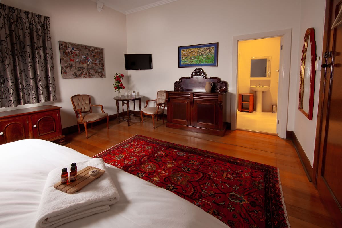 Premium bedding, WiFi (free)