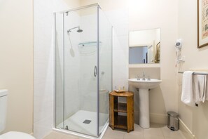 Shower, free toiletries, hair dryer - Northern Arts Hotel (Castlemaine)