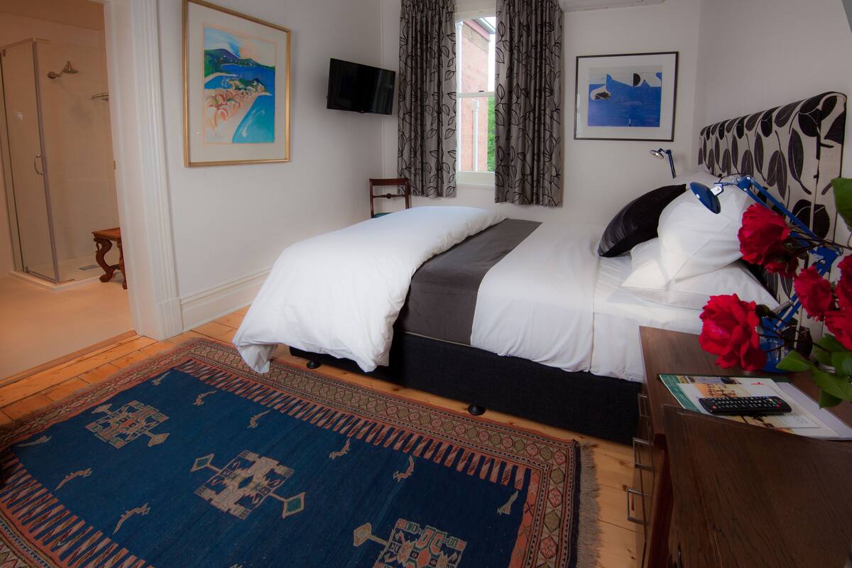 Premium bedding, WiFi (free)