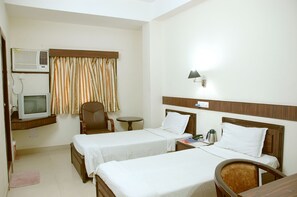 Deluxe Room, 1 Bedroom | Desk, free rollaway beds, free WiFi