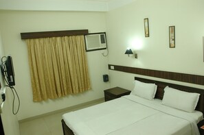 Deluxe Room, 1 Bedroom | Desk, free rollaway beds, free WiFi