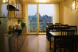 Frigobar, placa de cocina, tetera/pava eléctrica, arrocera