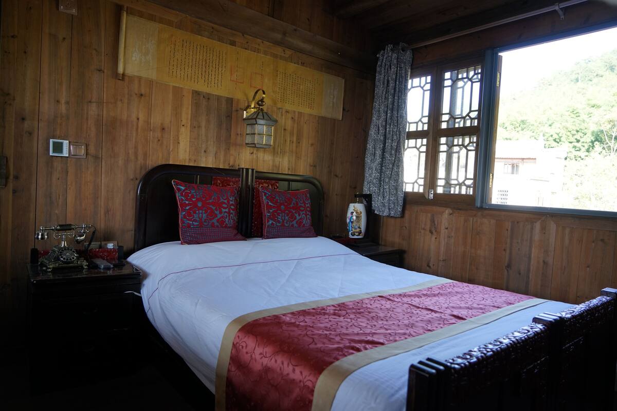 Family Suite | Desk, blackout curtains, rollaway beds, free WiFi