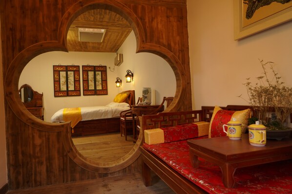 Premier Suite | Desk, blackout curtains, rollaway beds, free WiFi