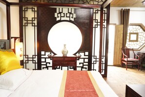 Deluxe Queen Room | Desk, blackout curtains, rollaway beds, free WiFi