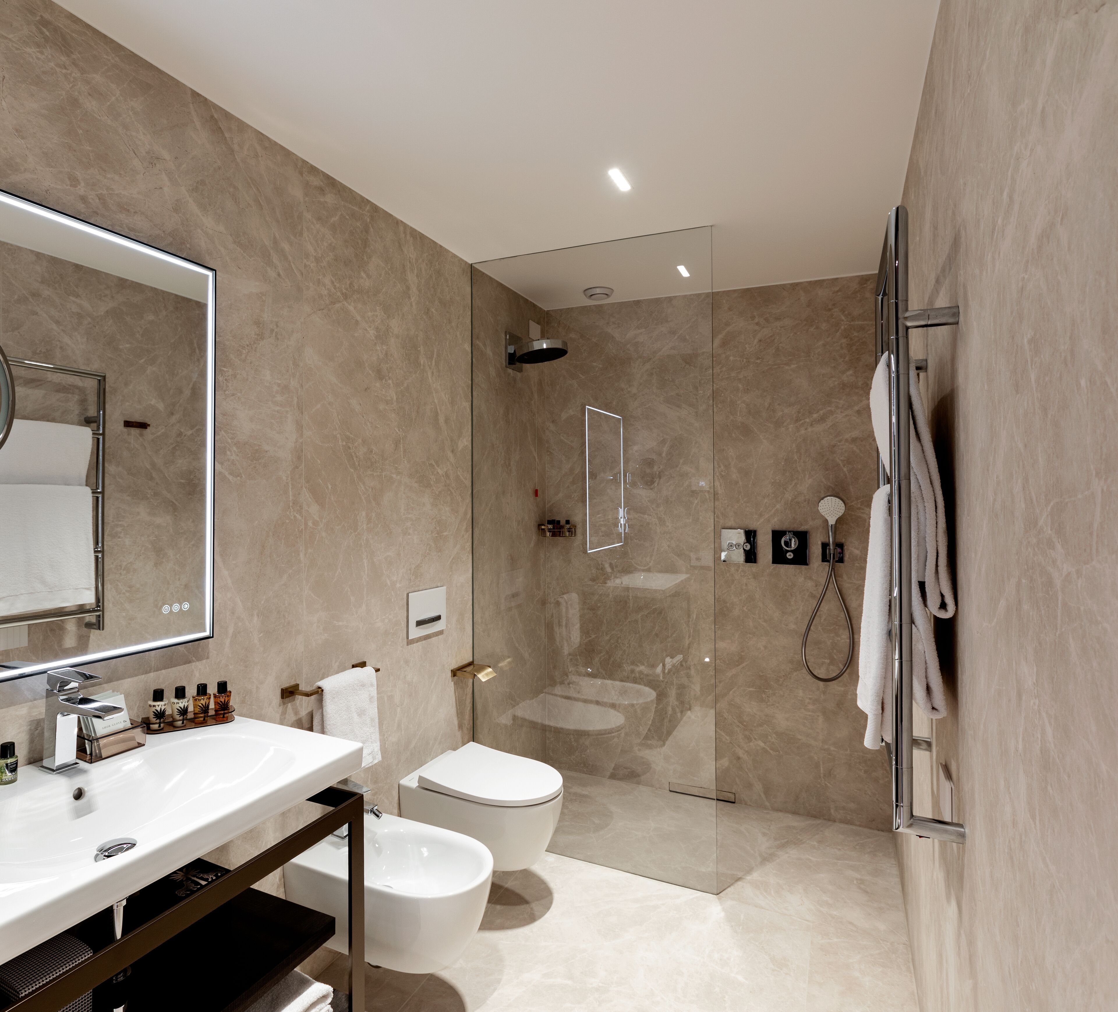 Dutxa, articles de tocador de disseny, assecador de cabells i barnussos 