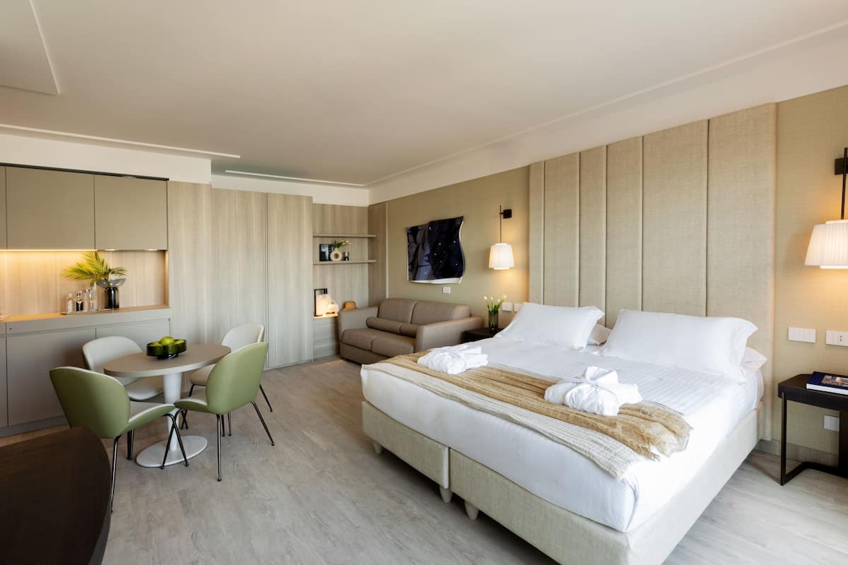 1 bedroom, Egyptian cotton sheets, premium bedding, memory-foam beds