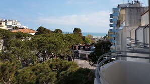 A view of a coastal area with buildings, trees, and a clear sky. - Hotel Ceccarini 9 (Riccione)