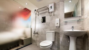 Bathroom shower - Dazz Inn (Taichung)