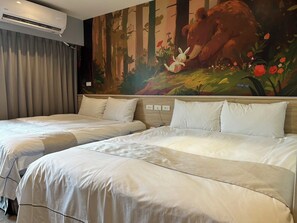Une chambre d’hôtel avec deux lits, une grande fresque murale sur le thème de la forêt et un appareil de climatisation.