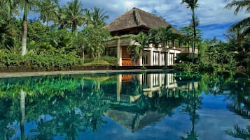 Outdoor pool, an infinity pool, pool loungers