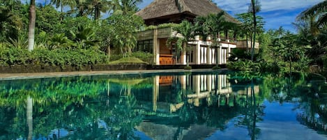 Piscine extérieure, piscine à débordement, chaises longues