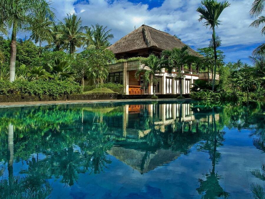 Outdoor pool, an infinity pool, pool loungers