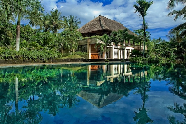 Outdoor pool, an infinity pool, sun loungers