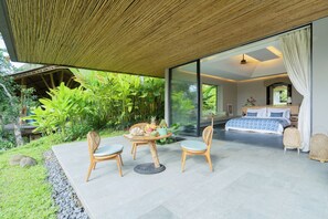 Kamer, uitzicht op tuin | 1 slaapkamer, luxe beddengoed, een minibar, een bureau