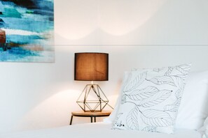 Deluxe Room, 1 Queen Bed | Premium bedding, desk, laptop workspace, iron/ironing board - The Berry Inn (Berry)