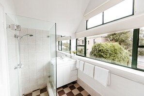 Deluxe-Suite, 1 King-Bett, Balkon | Badezimmer | Kostenlose Toilettenartikel, Haartrockner, Handtücher