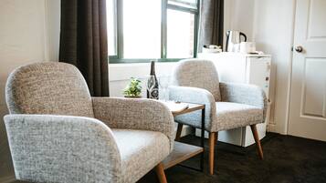 Deluxe kamer, 1 queensize bed | Woonruimte | Flatscreentelevisie