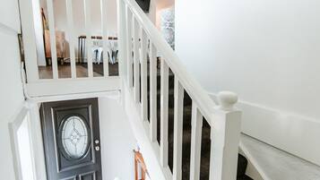 Deluxe appartement, 2 slaapkamers, keuken (One or Two Bedroom King Suite) | Luxe beddengoed, een bureau, een laptopwerkplek