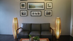 Lobby sitting area - RedDoorz near Trade School Gensan Alchan Suites (General Santos)