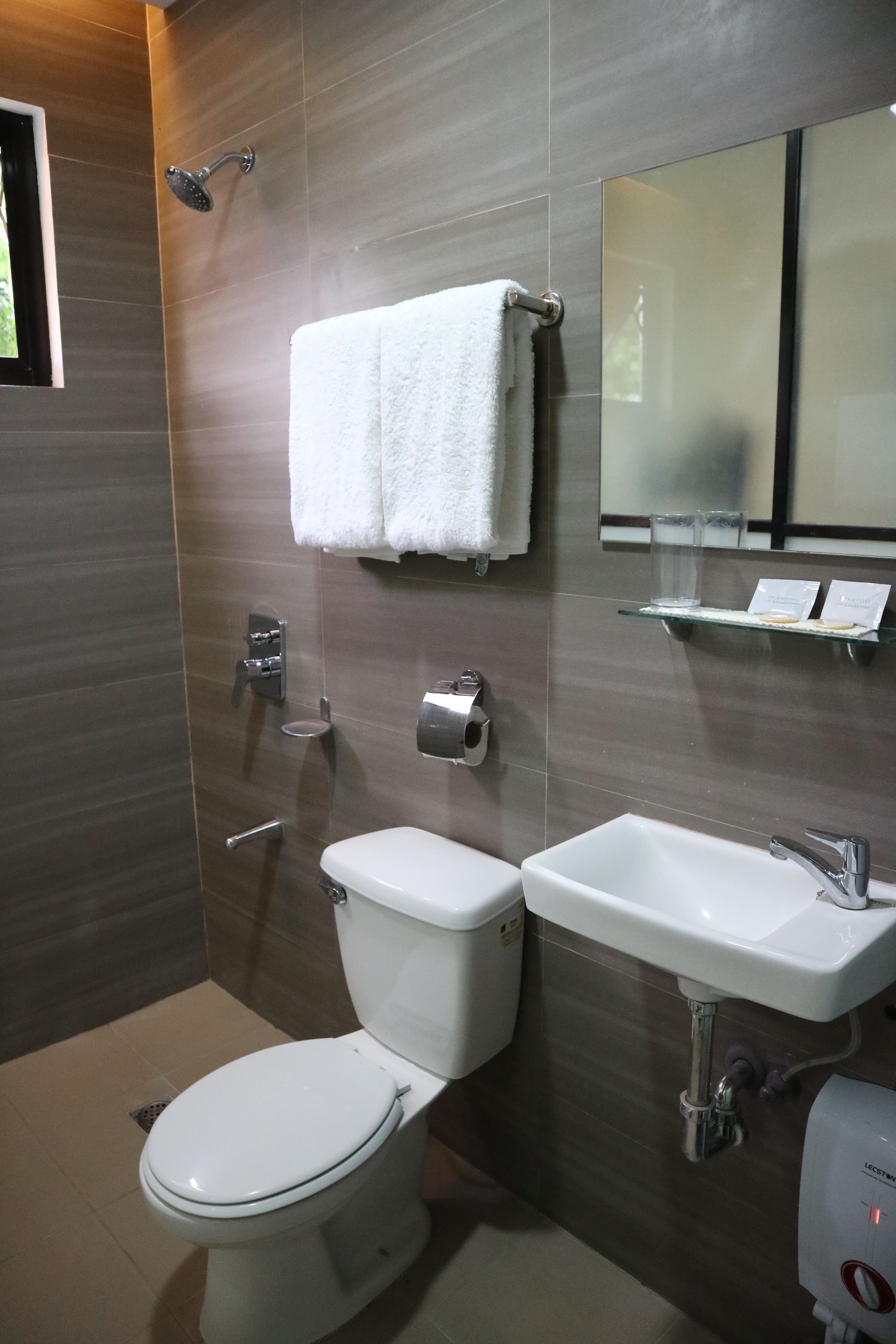 Shower, free toiletries, towels