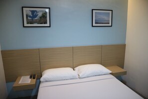 Suite Deluxe, 1 trĂšs grand lit | Coffres-forts dans les chambres, fer et planche Ă repasser
