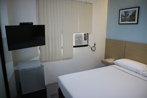 Deluxe King Suite | In-room safe, iron/ironing board, rollaway beds, free WiFi - RedDoorz near Trade School Gensan Alchan Suites (General Santos)