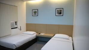 Standard Twin Room | In-room safe, iron/ironing board (on request), rollaway beds, free WiFi - RedDoorz near Trade School Gensan Alchan Suites (General Santos)