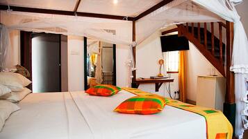 Family Attic | Minibar, in-room safe, desk, soundproofing