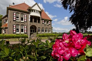 Front of property - Villa Rozenhof (Almen)