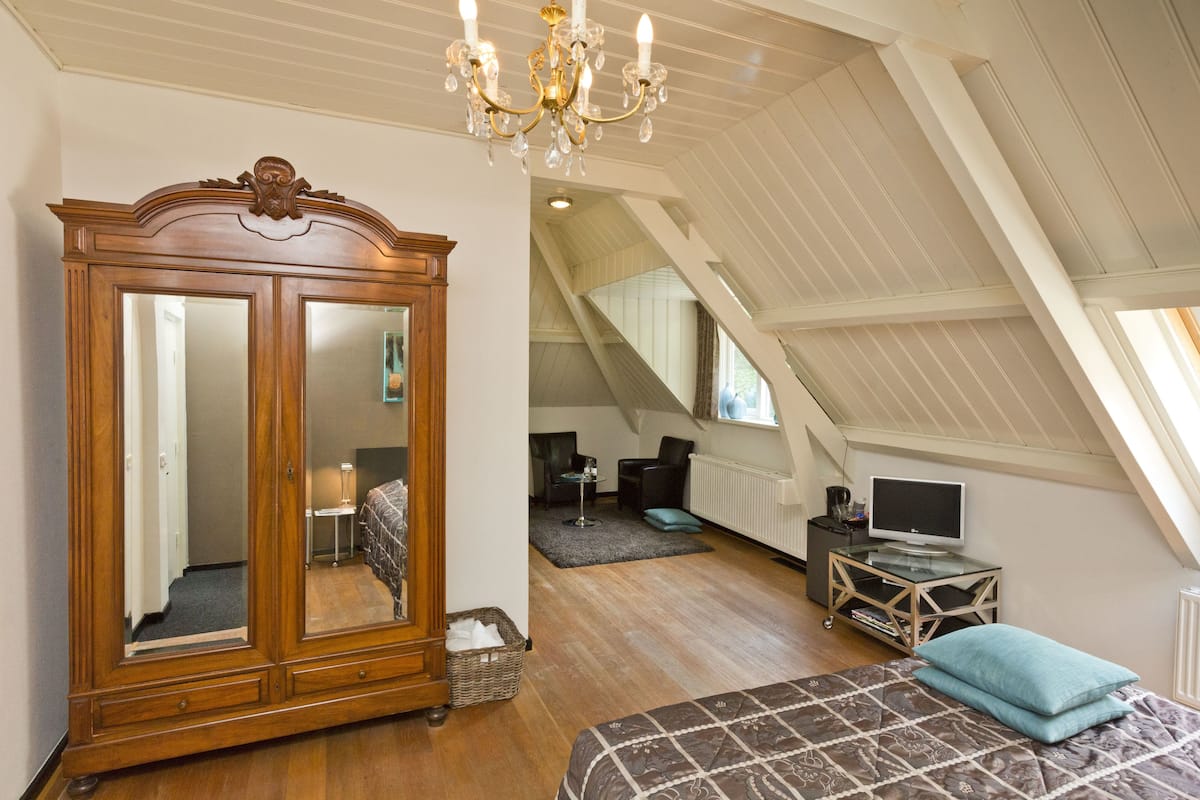 Comfort kamer | Luxe beddengoed, een minibar, een kluis op de kamer, babybedden