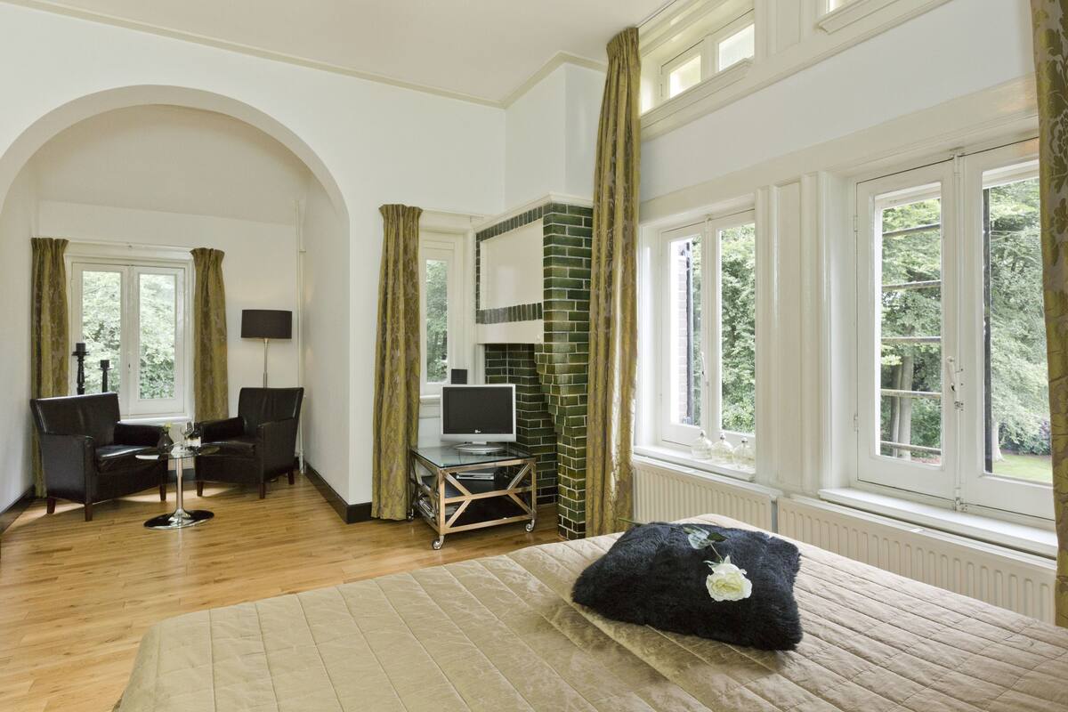 Deluxe Room | Premium bedding, minibar, in-room safe, cribs (surcharge)