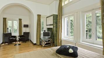 Deluxe Room | Premium bedding, minibar, in-room safe, cots/infant beds