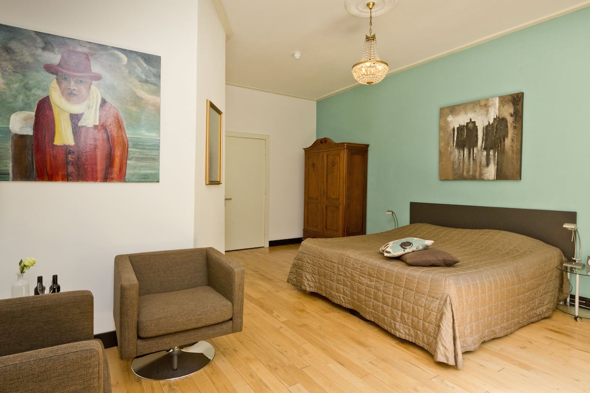 Deluxe kamer (Front Side) | Luxe beddengoed, een minibar, een kluis op de kamer, babybedden