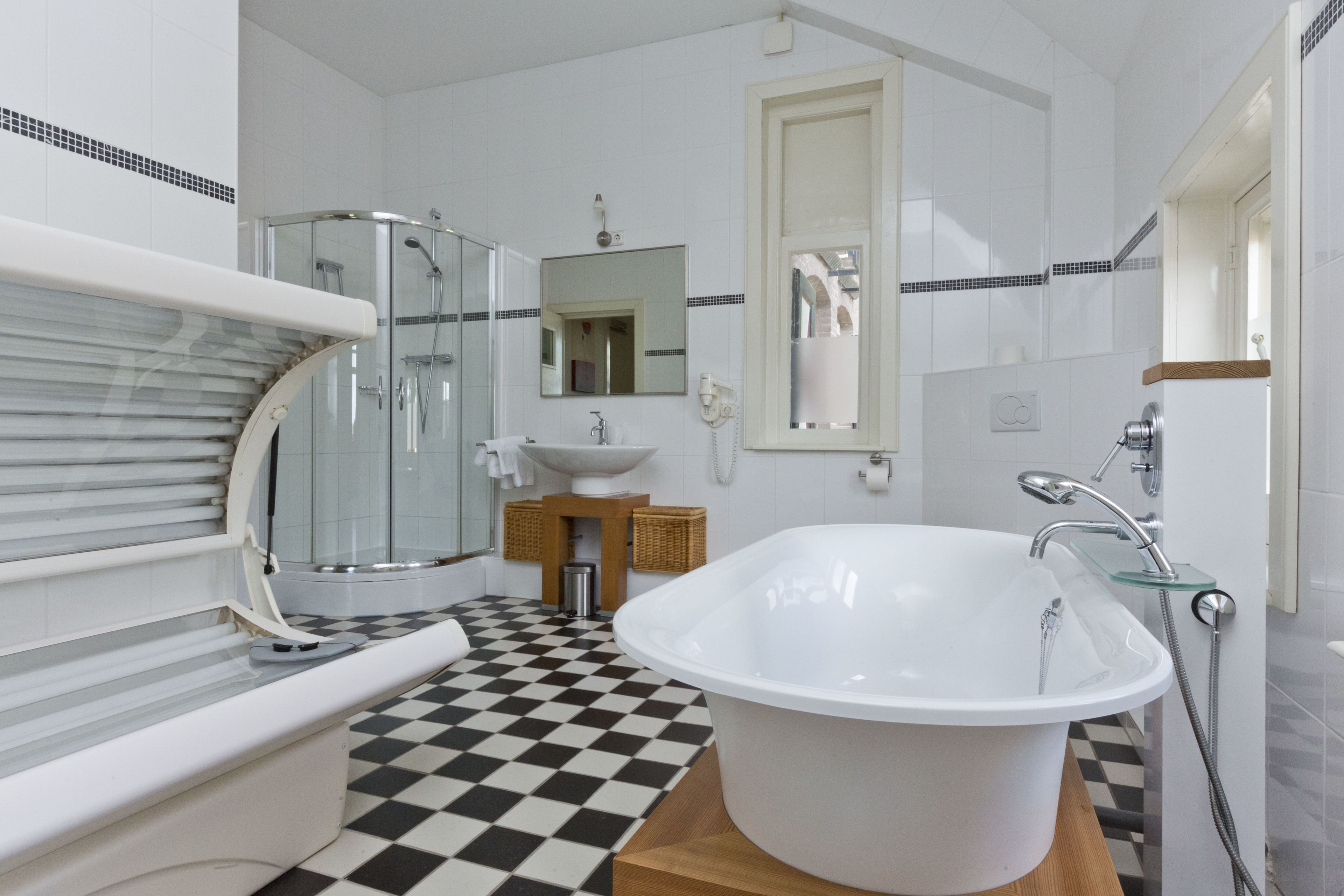 Grand Room | Bathroom | Separate tub and shower, free toiletries, towels